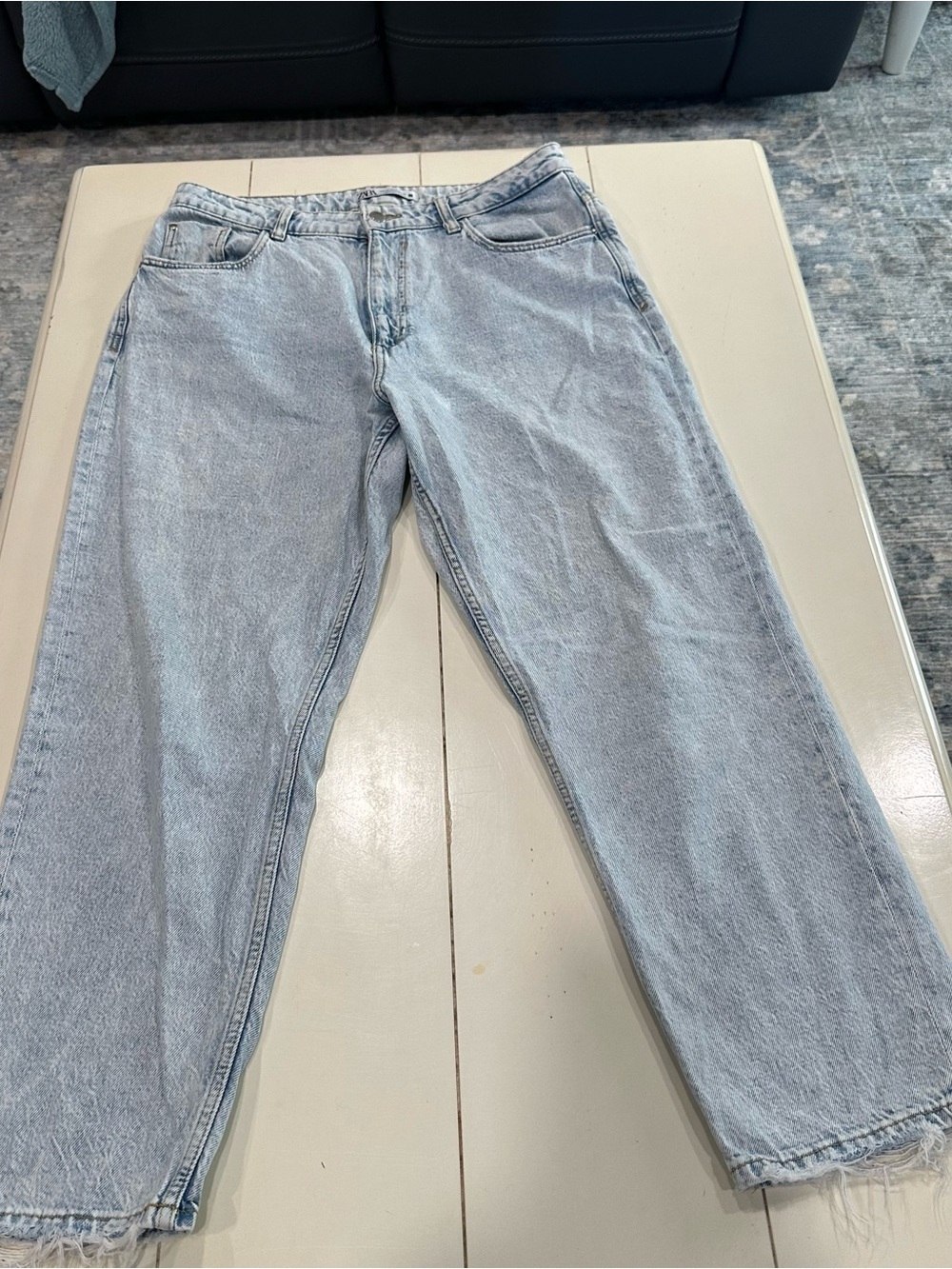 Zara,sz12,light wash denim jeans,waist 32” inseam 26.75”,rise 12.75,small flaw